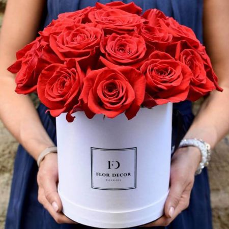 Шляпная коробка из роз